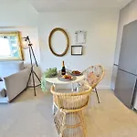 Boho Chic Apt, Frontline Sea & Paseo Views