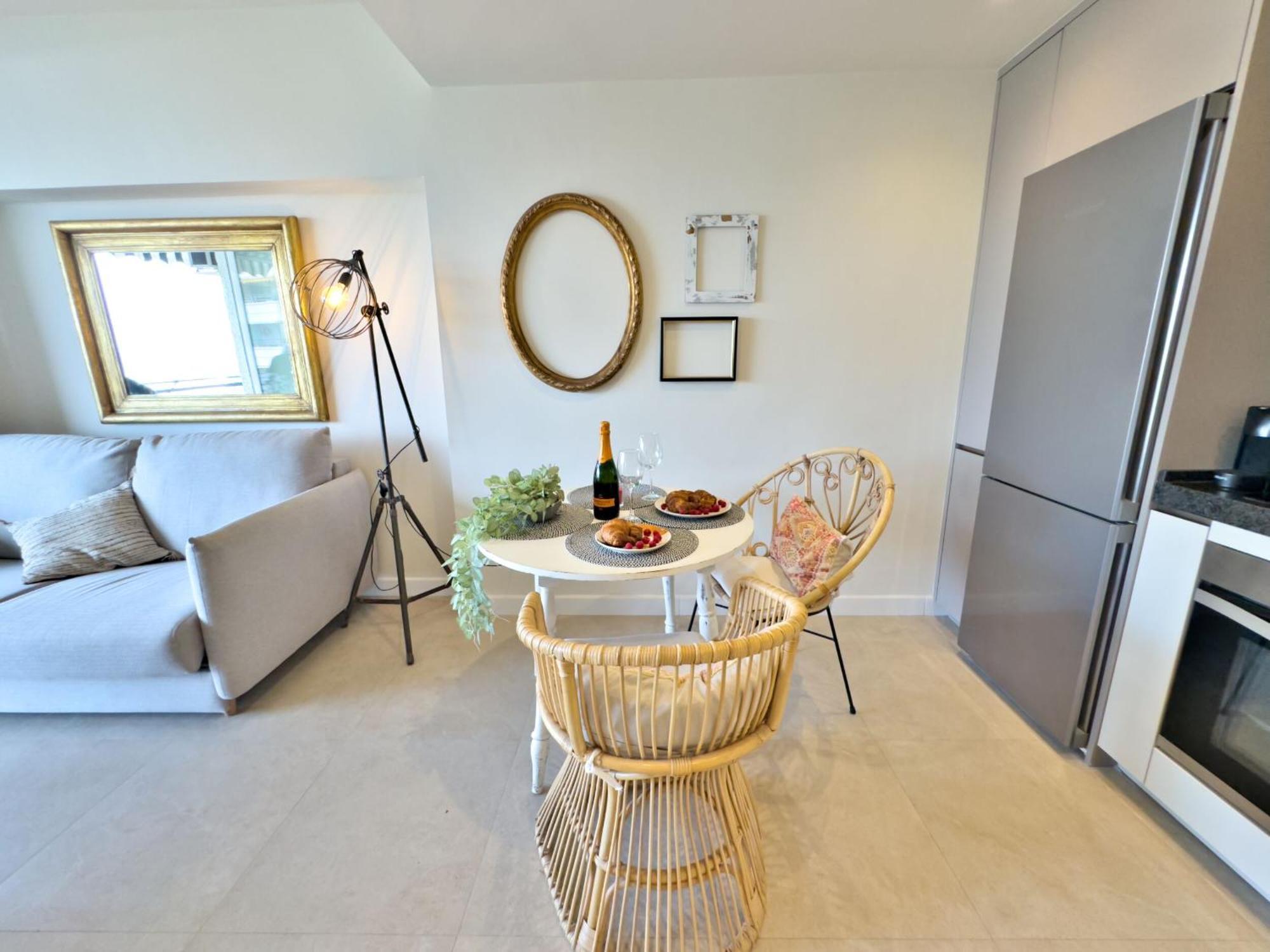 Boho Chic Apt, Frontline Sea & Paseo Views Marbella