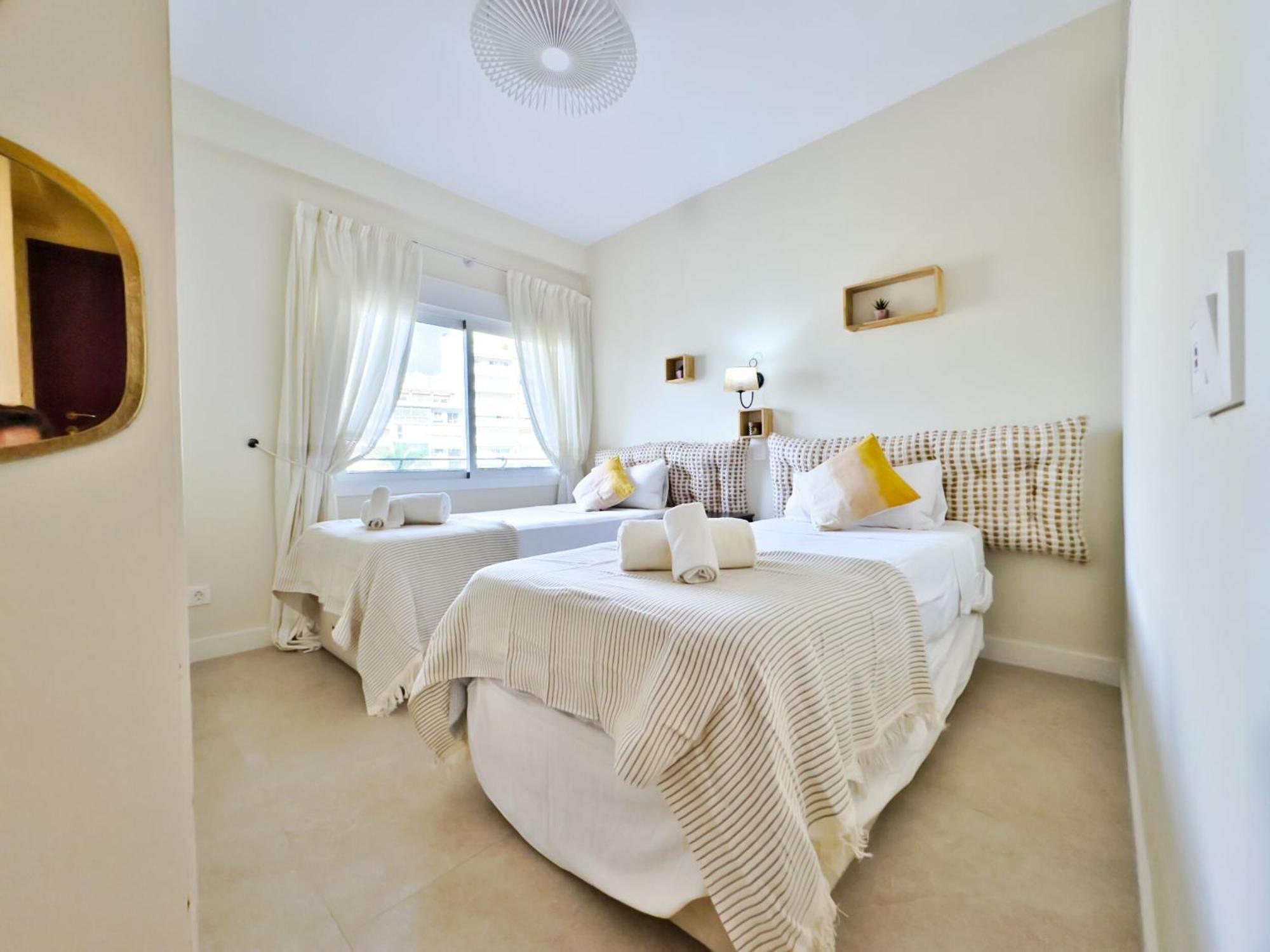 Boho Chic Apt, Frontline Sea & Paseo Views *