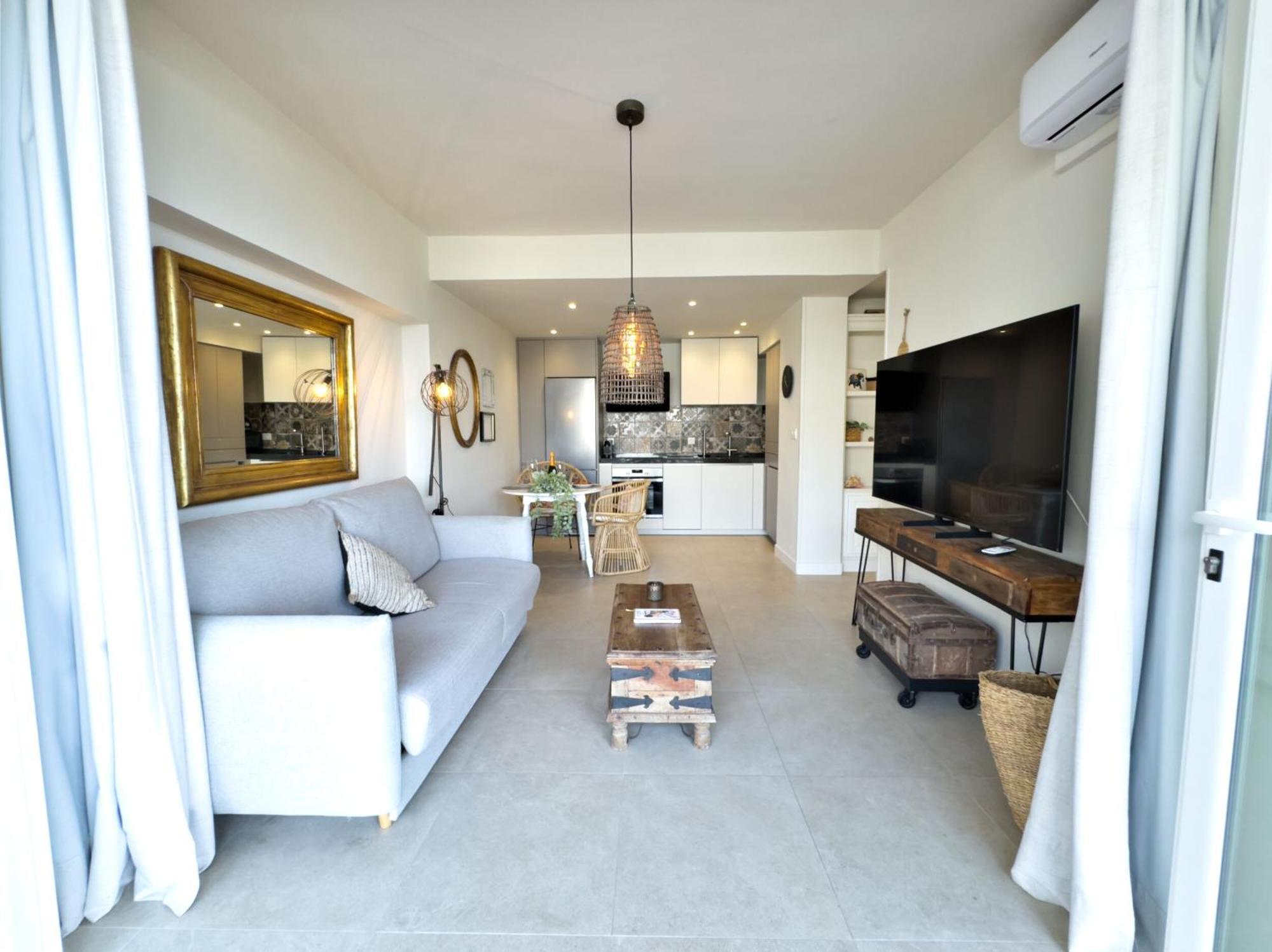 Boho Chic Apt, Frontline Sea & Paseo Views Marbella