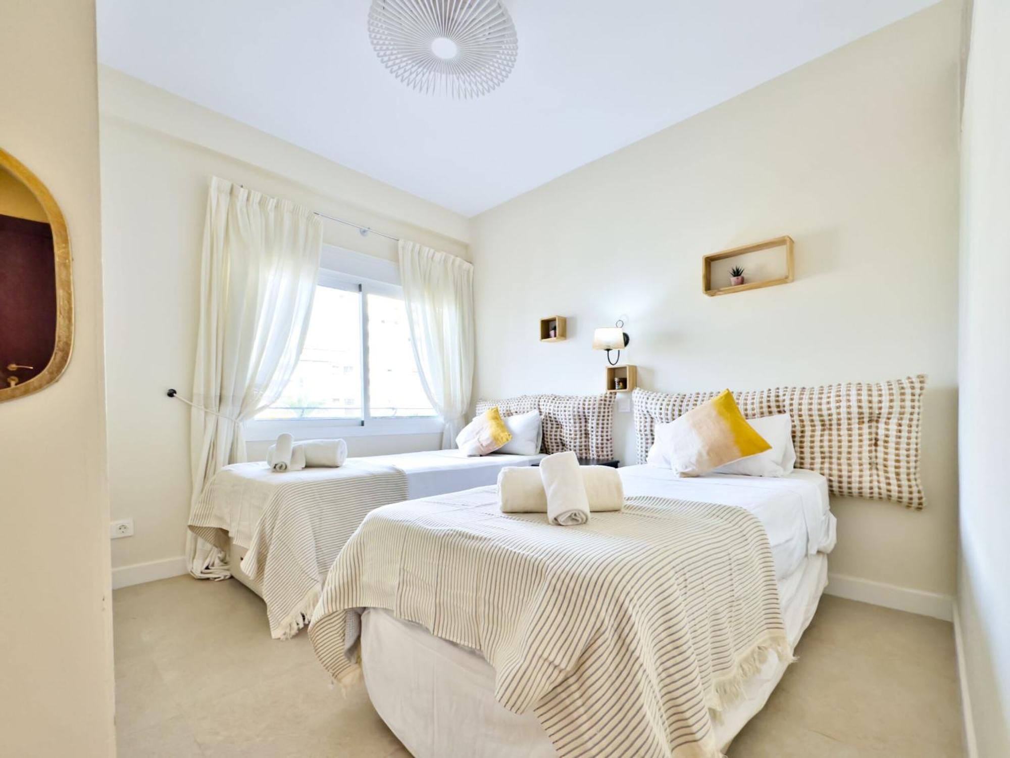 Boho Chic Apt, Frontline Sea & Paseo Views