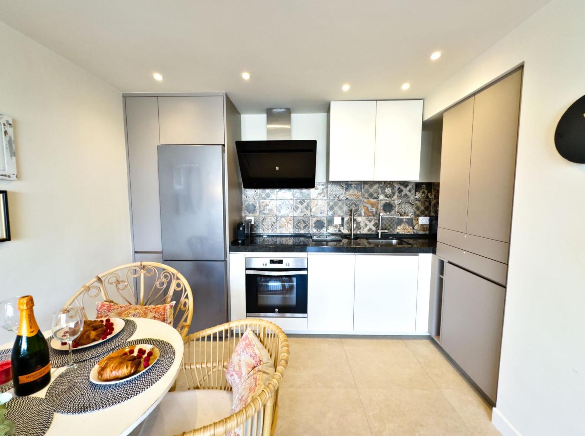 Boho Chic Apt, Frontline Sea & Paseo Views Appartement