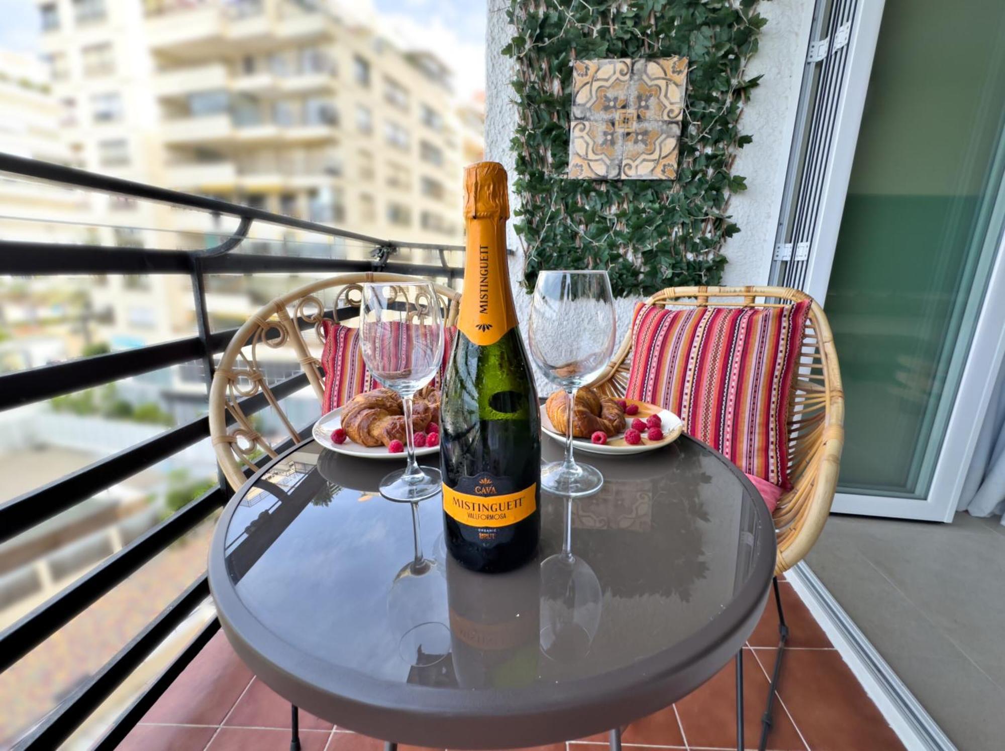 Boho Chic Apt, Frontline Sea & Paseo Views Appartement *