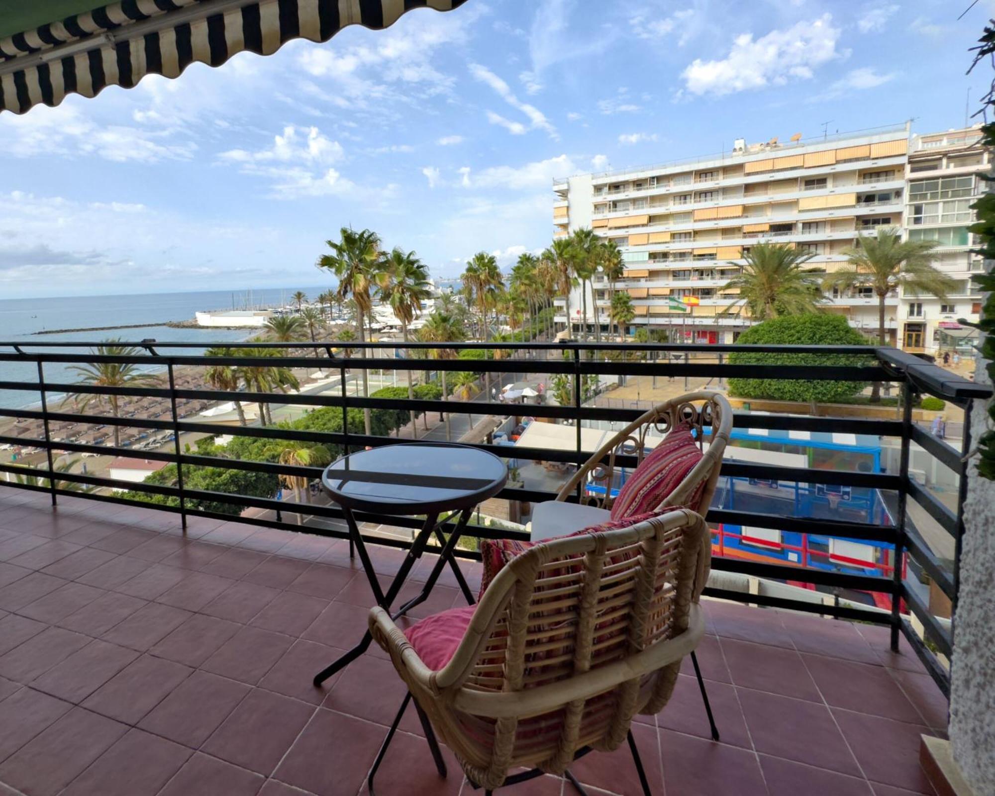Boho Chic Apt, Frontline Sea & Paseo Views