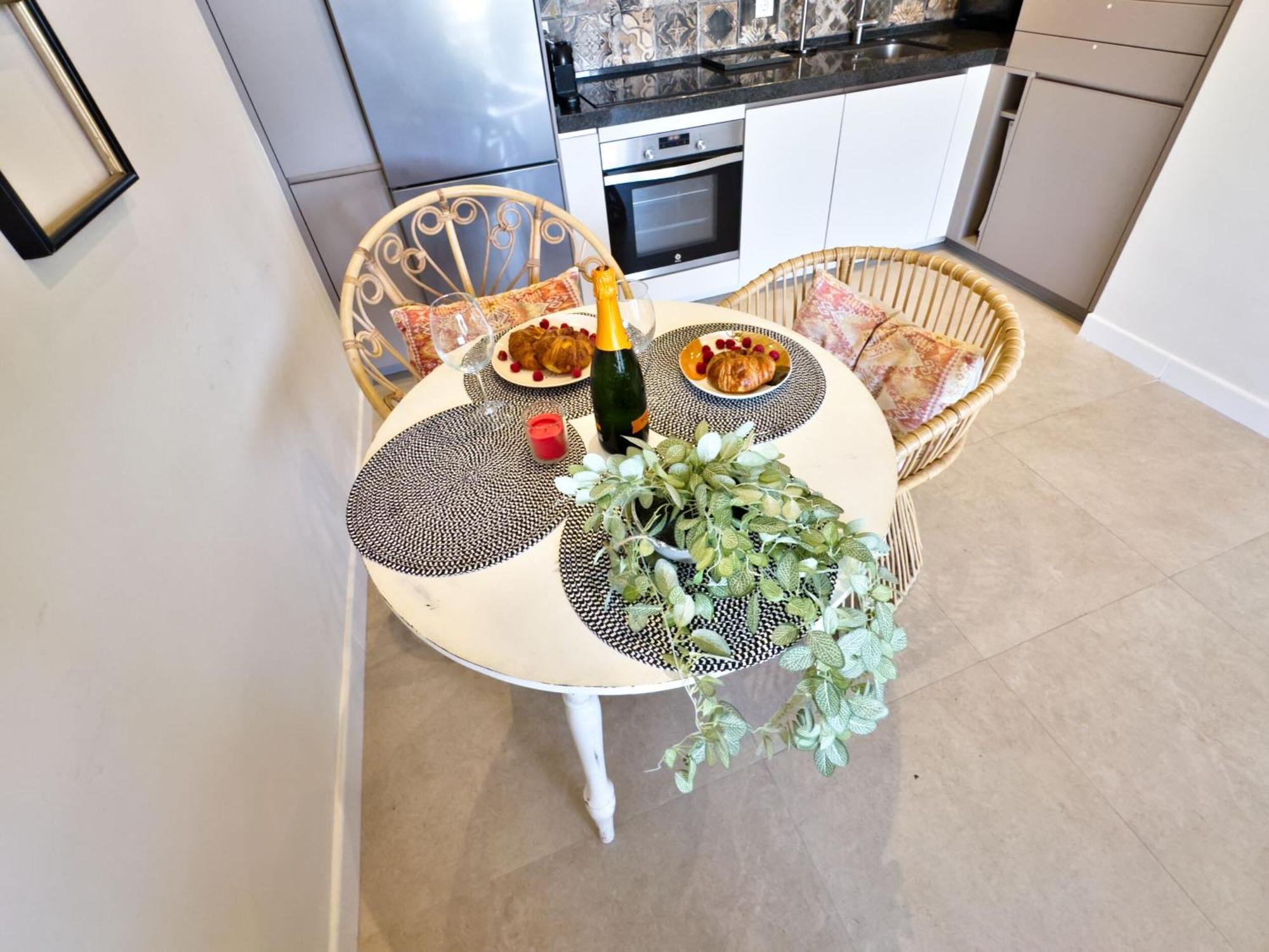 Apartment Boho Chic Apt, Frontline Sea & Paseo Views *