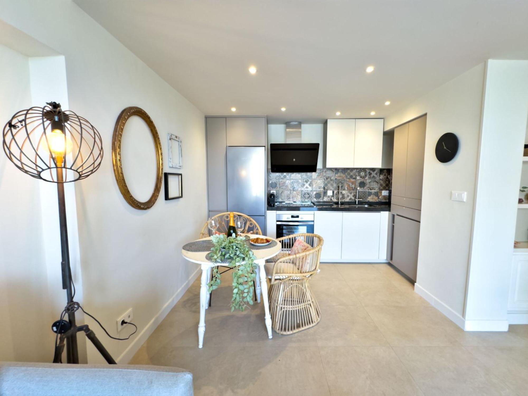 Boho Chic Apt, Frontline Sea & Paseo Views *