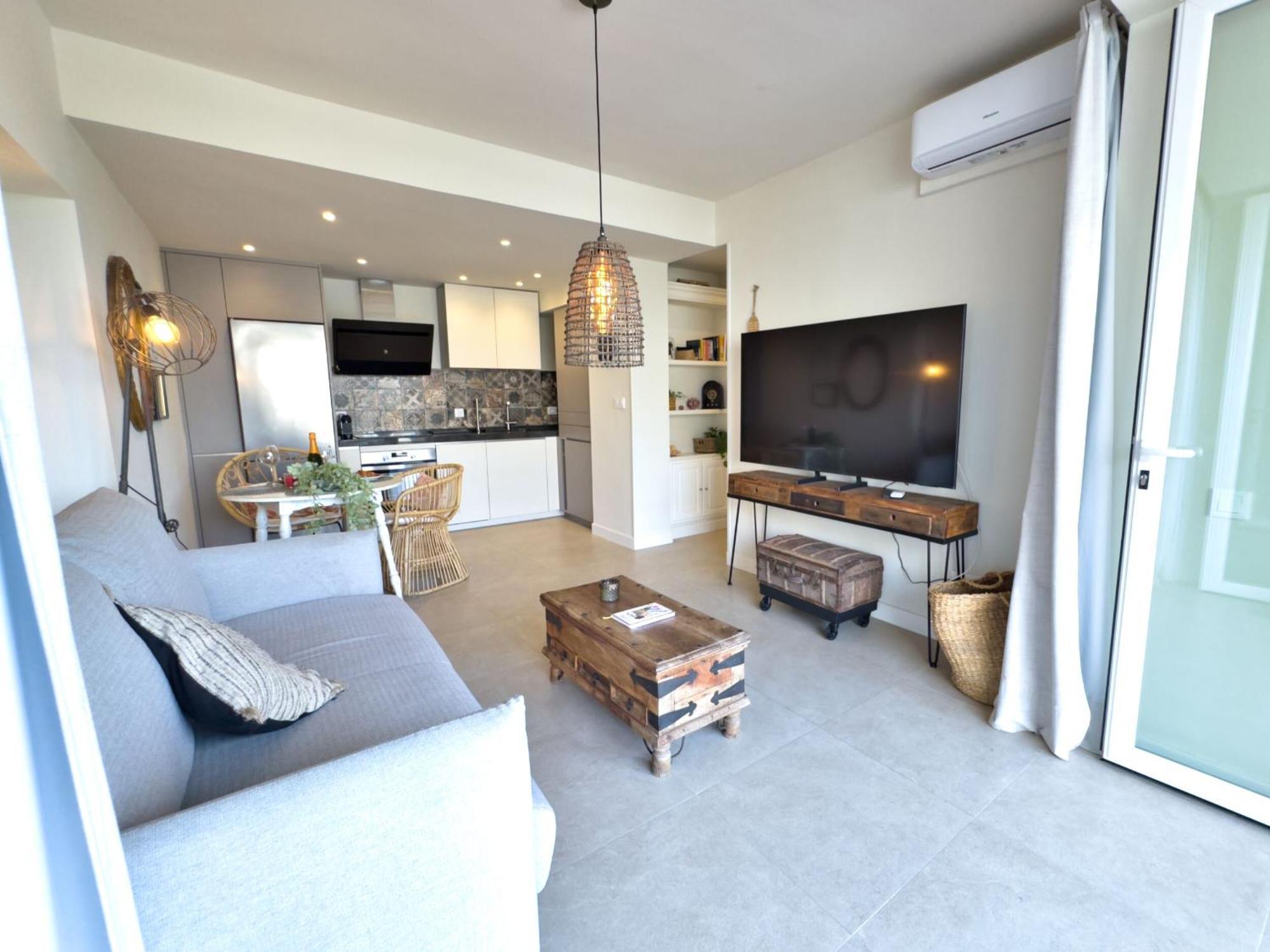 Boho Chic Apt, Frontline Sea & Paseo Views * Marbellac