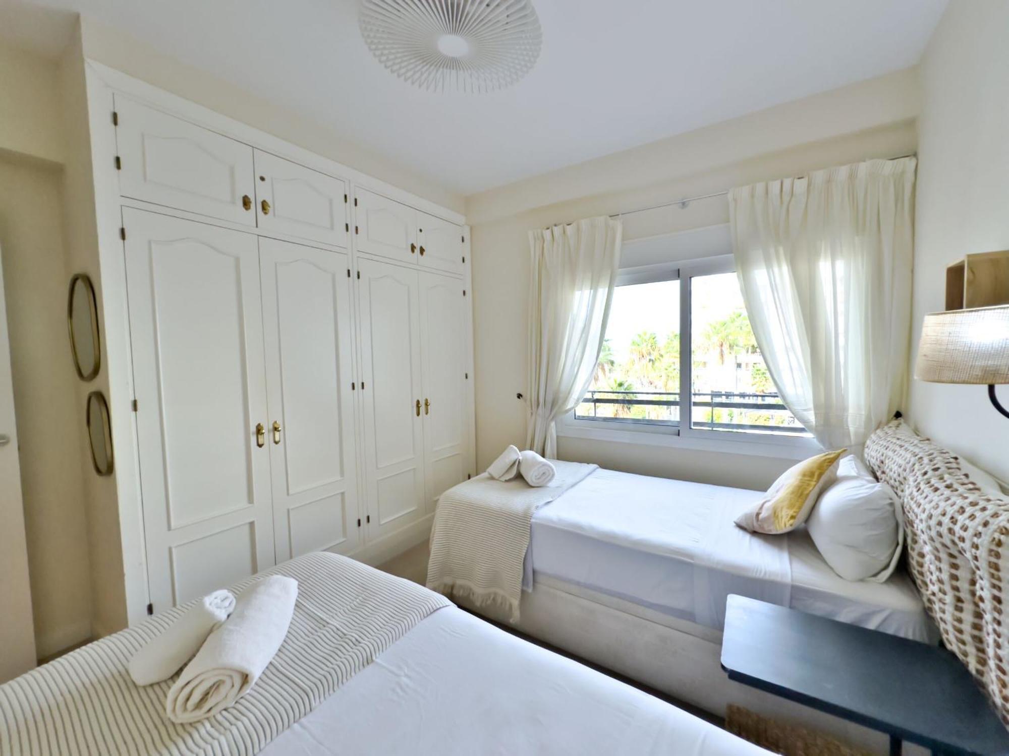 Boho Chic Apt, Frontline Sea & Paseo Views