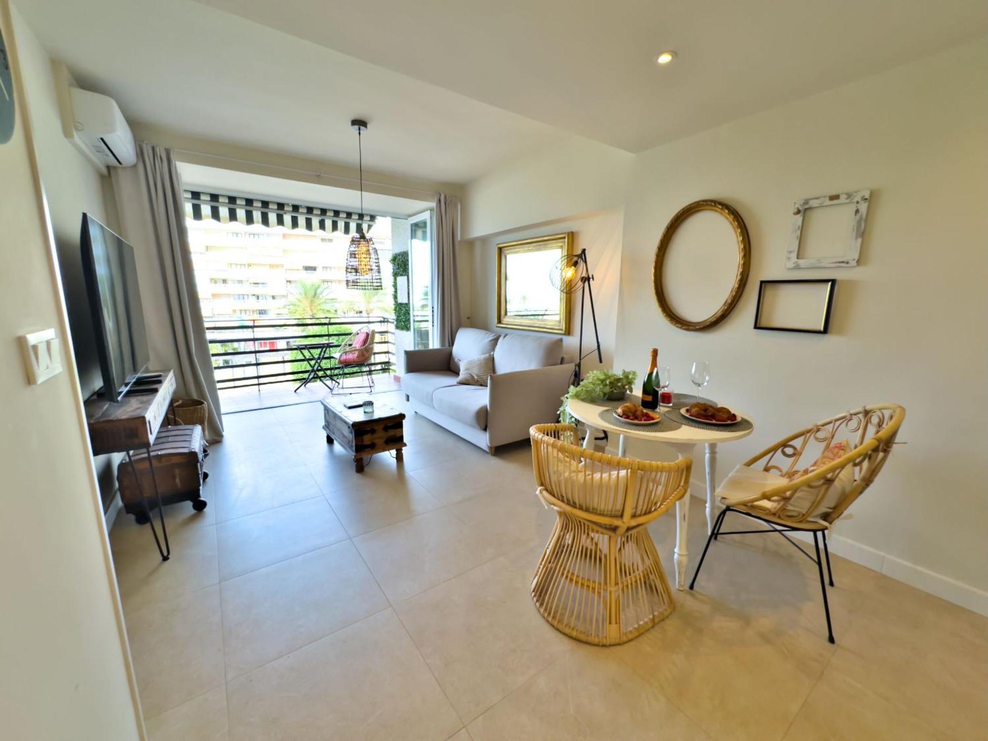 Boho Chic Apt, Frontline Sea & Paseo Views Apartment